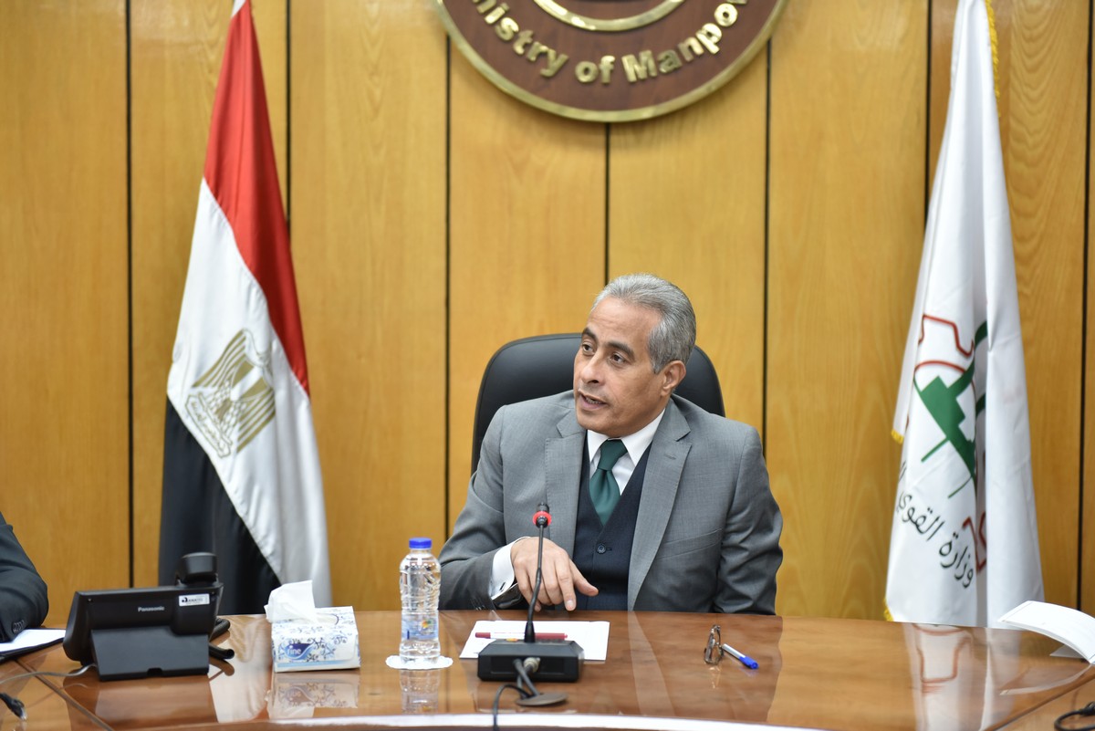 وزير القوى العامله 